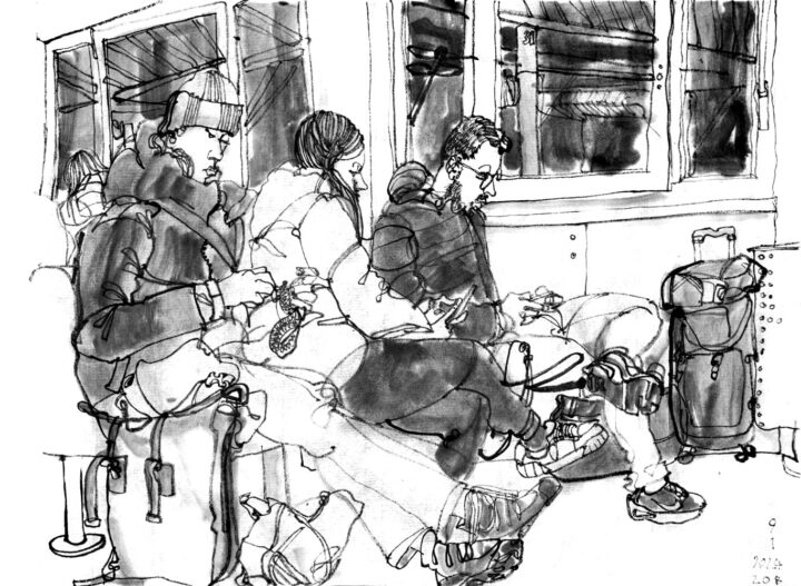 inkdrawing of three peple in a waiting hall. A woman in front does crochet, another woman left of her is looking at her phone, as is the young man aside of her. Windows in the back are dark, with elements of the busstation visible.