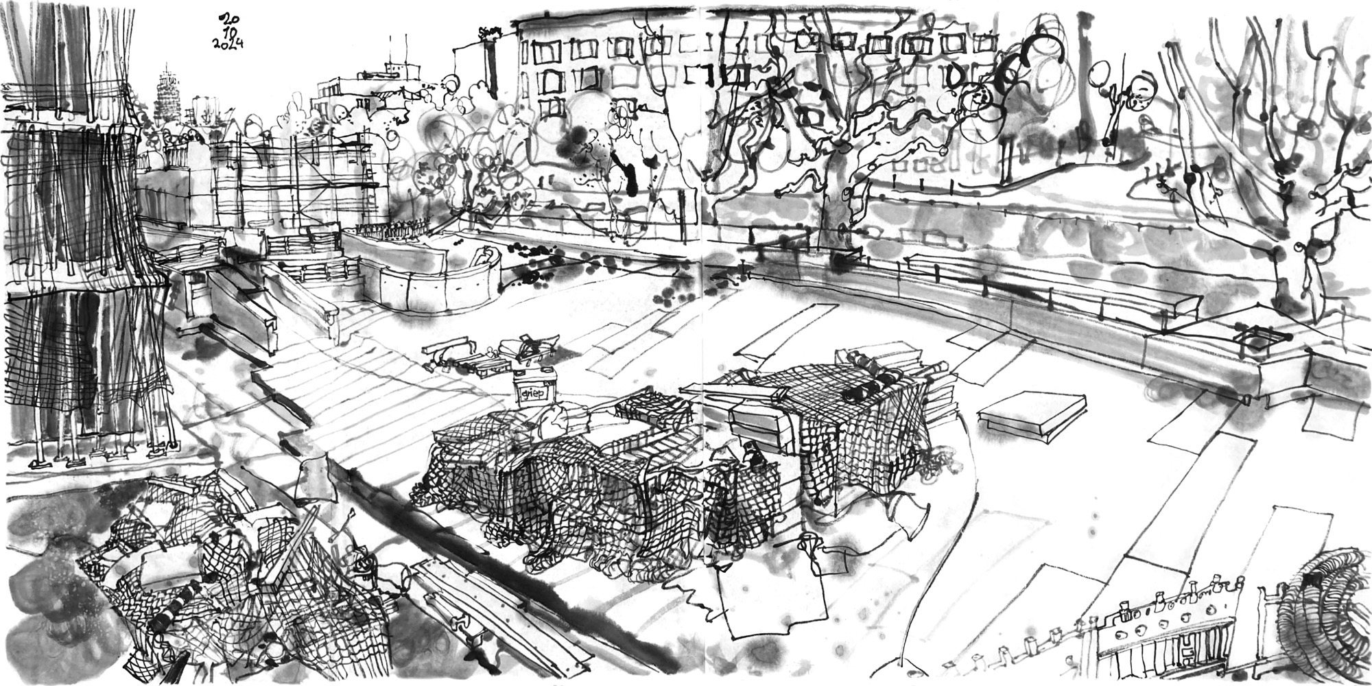 Ink drawing of a building site, staples of insulation material ly between buildings, left is one nearly finished, covered with a net, in the back a scaffolded historical building. To the right are trees in front of a canal, beyond the canal is a hotel building.