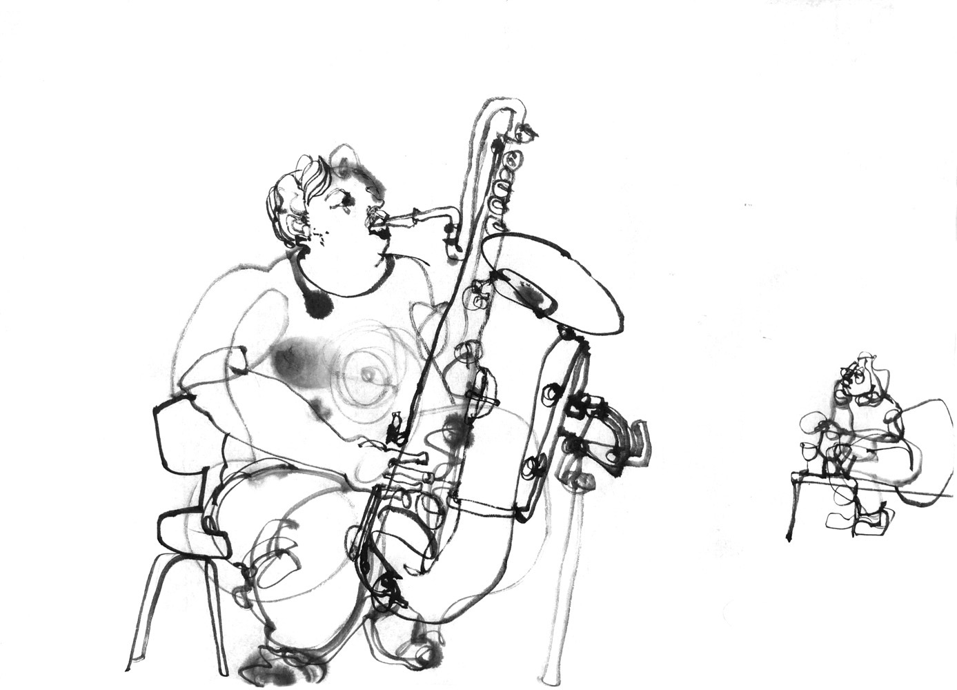 Tuschezeichnung eines vor einem an einem Stativ gehaltenen Basssaxoohon sitzender Saxophonspieler, im Hintergrund eine Frau im Publikum.