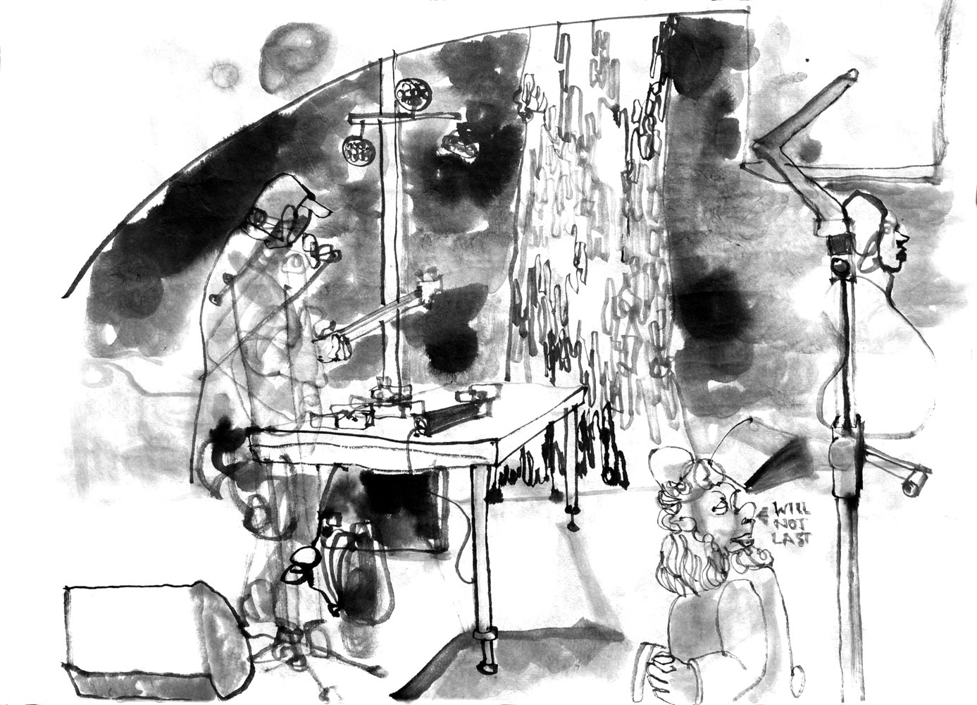 Tuschzeichnung eines Musikers mit Bassgittare und elektronischen Geräten auf einem Tisch auf einer Bühne, dahinter ein Baum und Nacht, davor ein Gartenzwerg, neben dessen Kopf steht der Text 'will not last'.