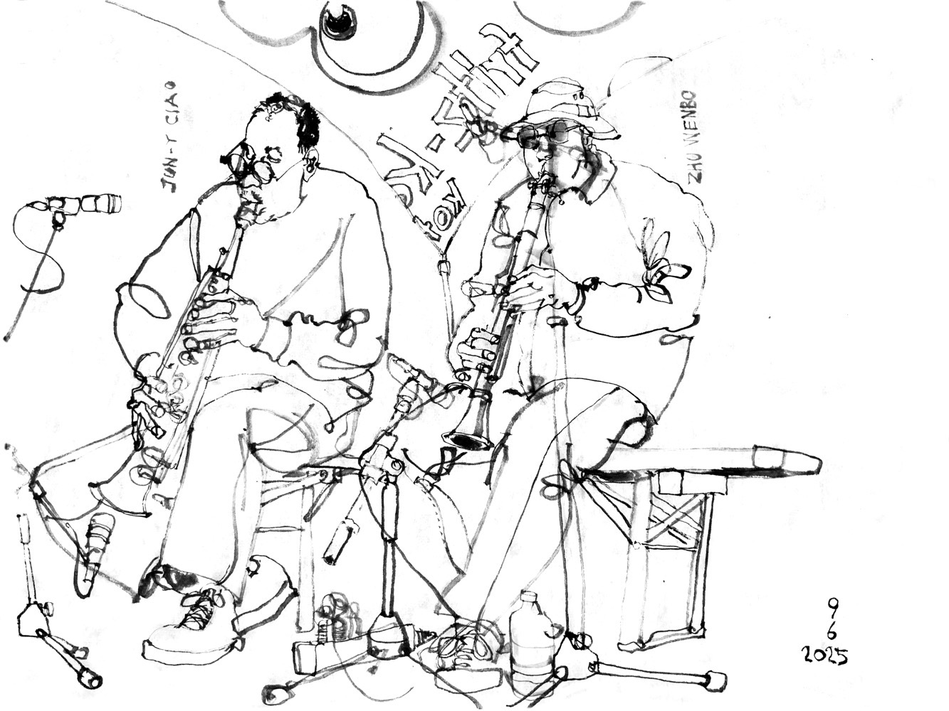 Tuschezeichnung zweier Musik, nebeneinander auf einer Bank auf der Bühne, ein Mann spielt Saxophon und ein weitere Mann Klarinette.
