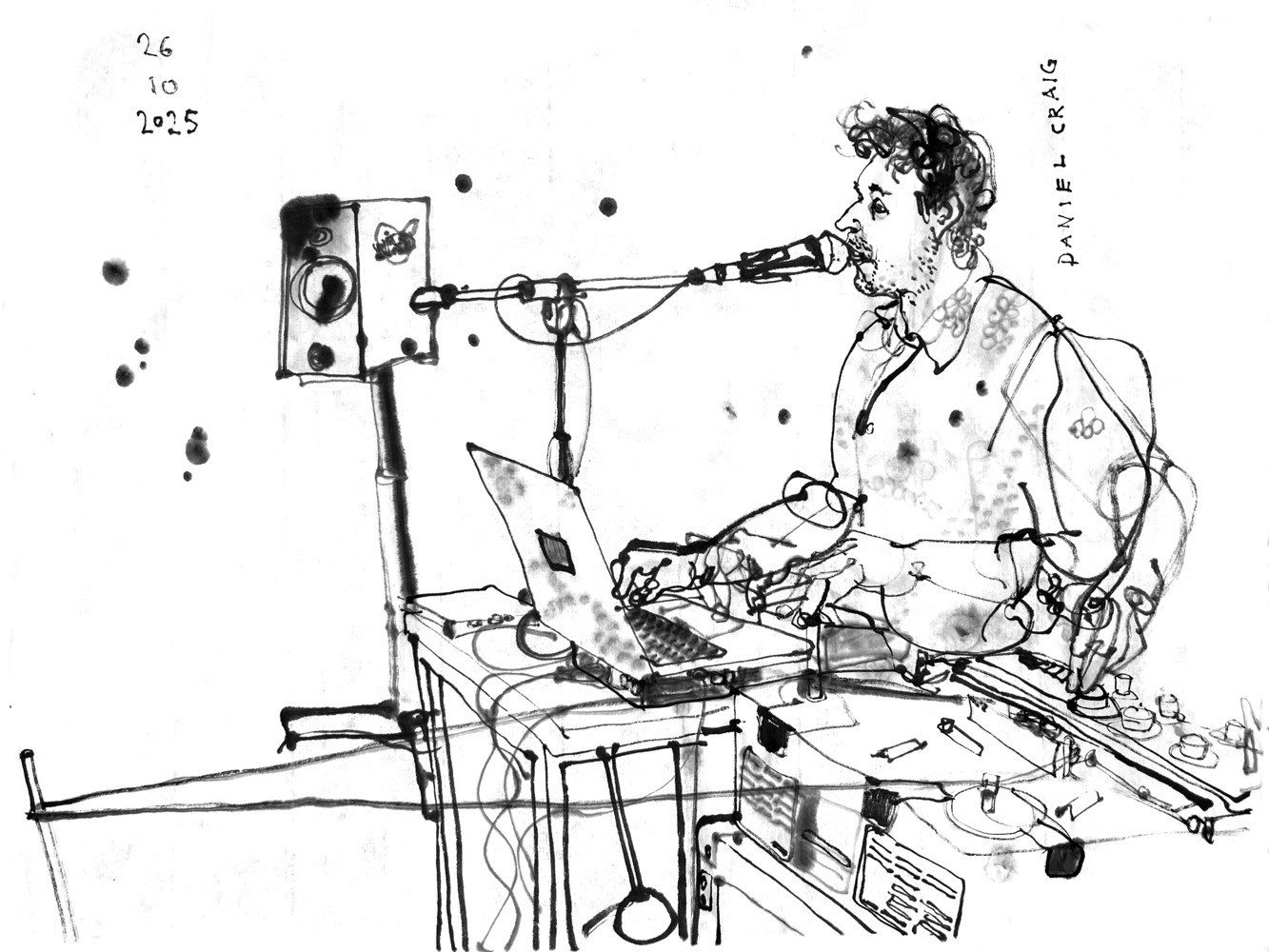 Tuschezeichnung eines Mannes, der an einem Tisch mit Laptop und diversem elektronischen Gerät sitzt und in ein Standmikr spricht. Links neben ihm steht ein Tapedeck auf einer Kiste, hinter ihm ein Lautsprecher.
