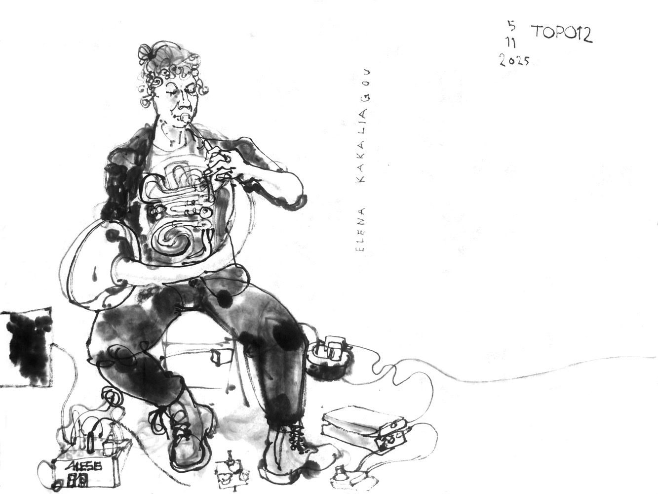 Tuschezeichnung einer Frau, die auf einem Stuhl sitzend ein Horn spielt.