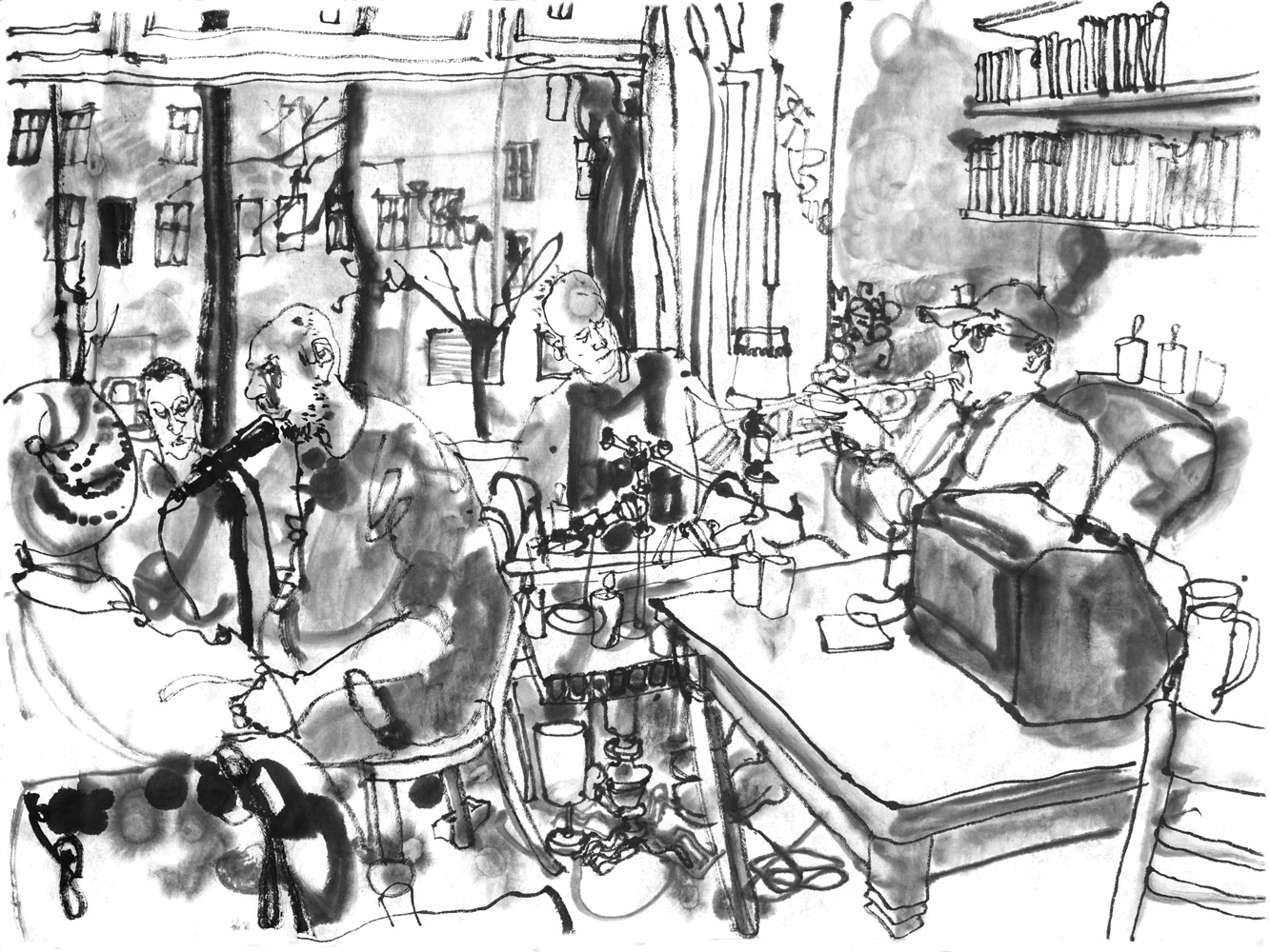 Tuschezeichnung eines Konzerts in einer Kneipe - Ein Mann sitzt auf einem Stuhl an einem Mikrofon, ein anderer Manspielt an einer kleinen Orgel und ein drittter Trompete, links zwei Männer des Publikums. Gegenüber ist ein großes Fenster, da sieht man raus auf Bäume und die gegenüber liegende Hausfassade.