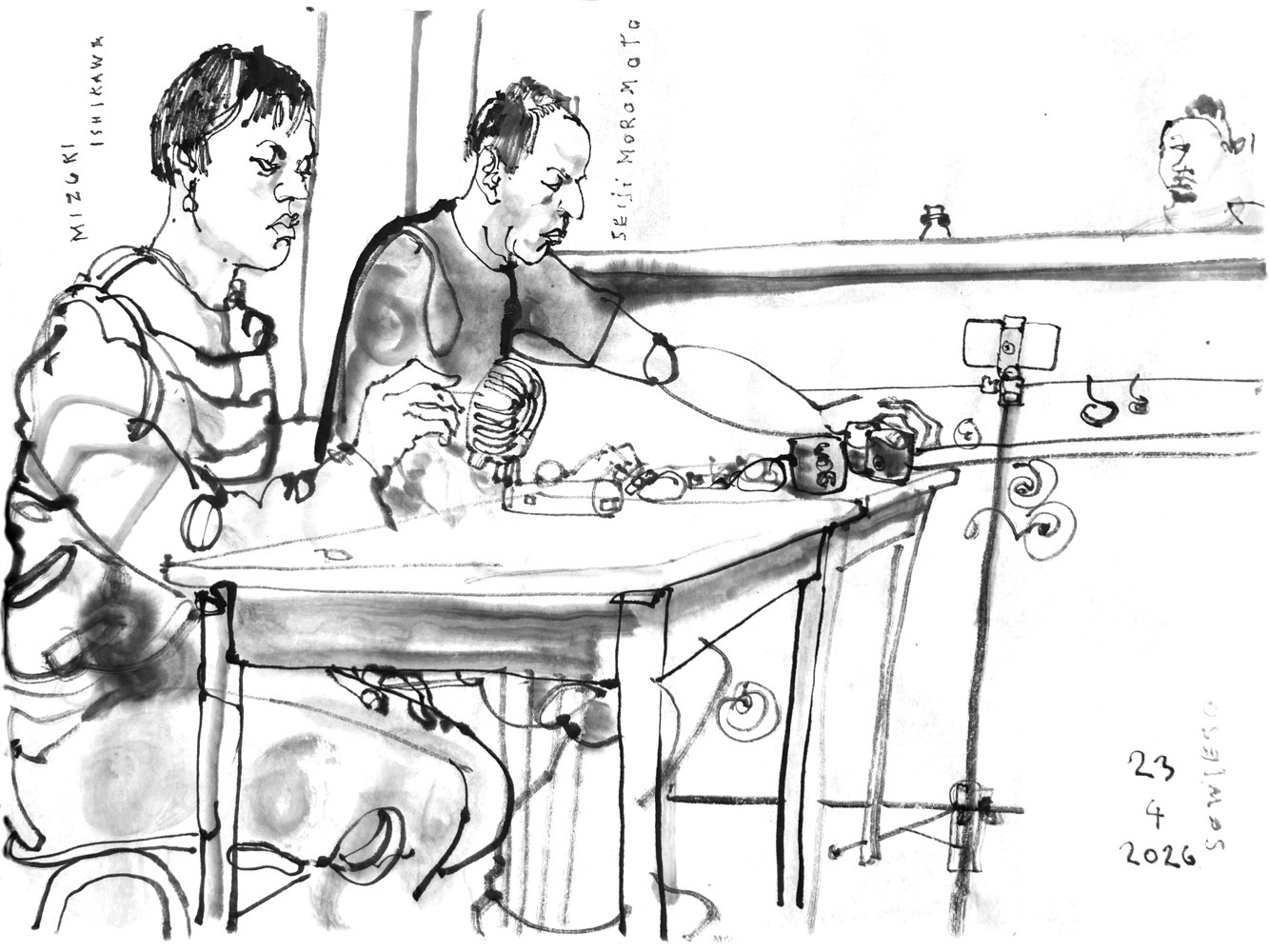 Inkdrawing of a woman and a man, performing. Both are sitting at tables, the woman in front has a battery powered ventilator and sticks small sticks in the rotor, teh man behind her has diverse small electronic objects and speakers on the table.