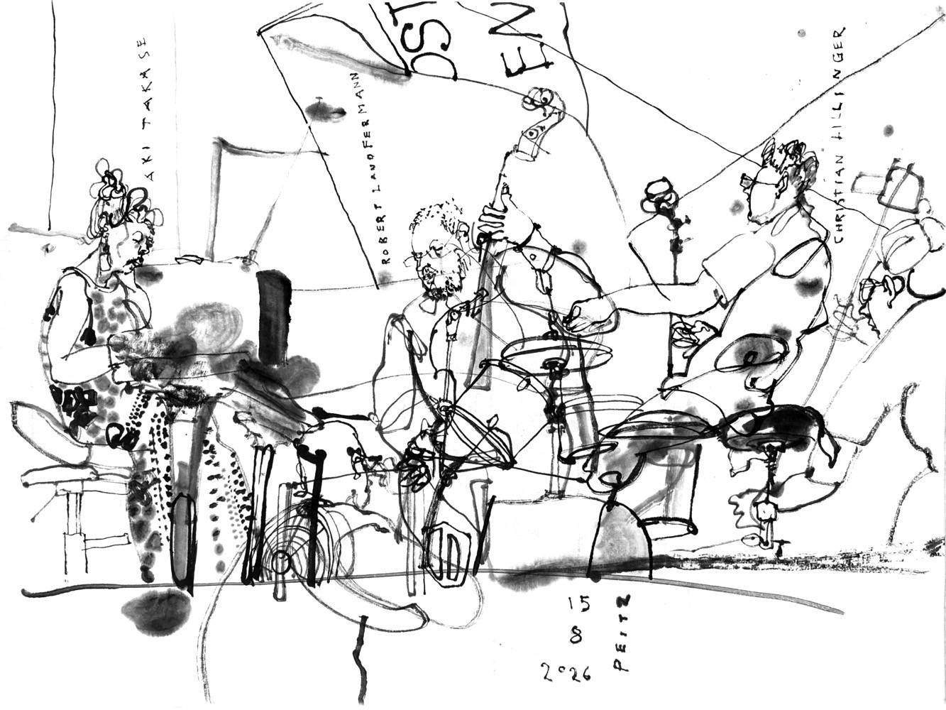 Tuschezeichnunge einer Pianistin, eines Bassisten und eindes Schlagzeugers auf einer Open Air Bühne. Unten ein Fotograf und rechts eine Kamerafrau.