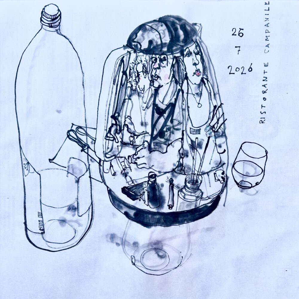 Tuschzeichnung eines Teapots, in dem sich deer Zeichner (ich) unseine Tischnachbar:innen spiegeln.