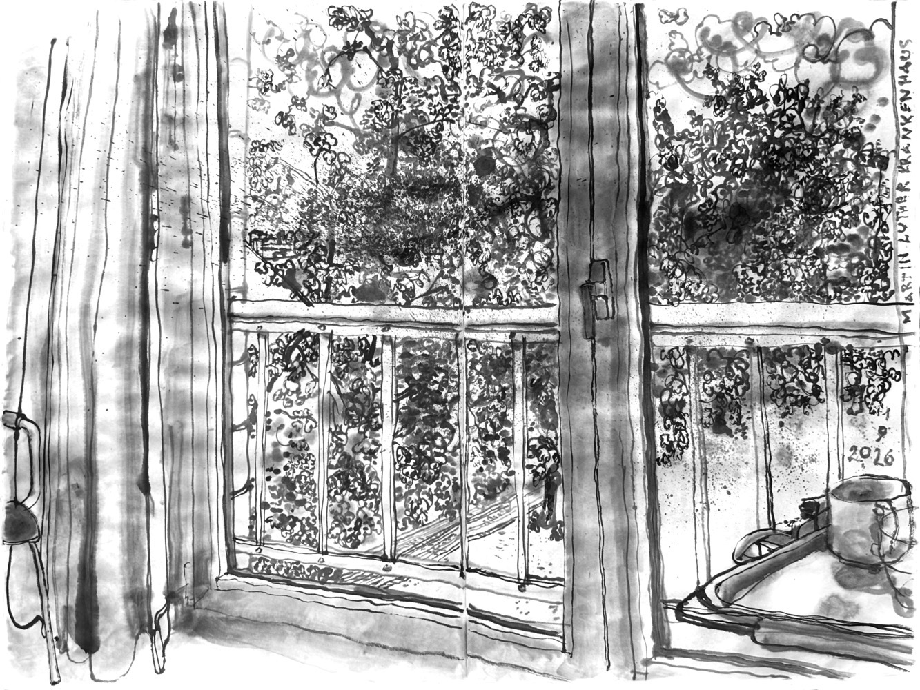 Tuschezeichnung eines Blicks aus einem Fenster. Rechts vorne ist der Teil eines Tabletts mit einer Tasse und einem Glas. Links sieht man in der Raumecke Teile eines Stuhls neben einem Vorhang. Das Fenster nimmt den grossen mittleren Teil der zeichnung ein und ist mittig tweigeteilt un hat keine Brüstung. Aussen vor dem Fenster ist ein Geländer. Das Fenster ist im 3ten Obergeschoss, davor sieht man belaubte Bäume, die um eine Rasenfläche stehen.